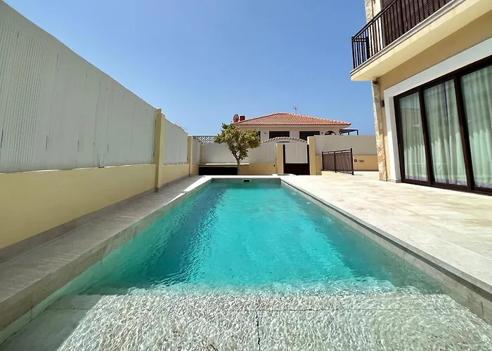 2 Bedroom With Heated Pool *